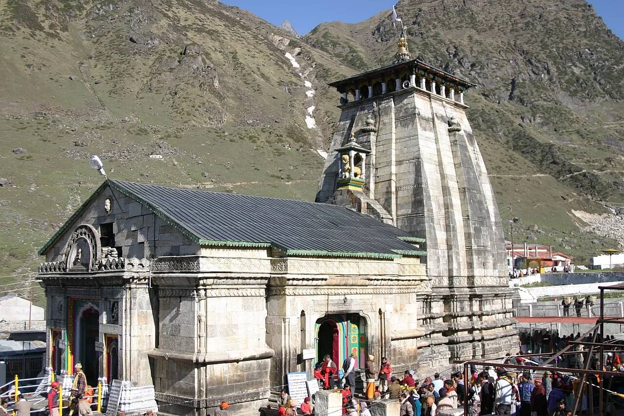 Kedarnath temple with mountains behind it